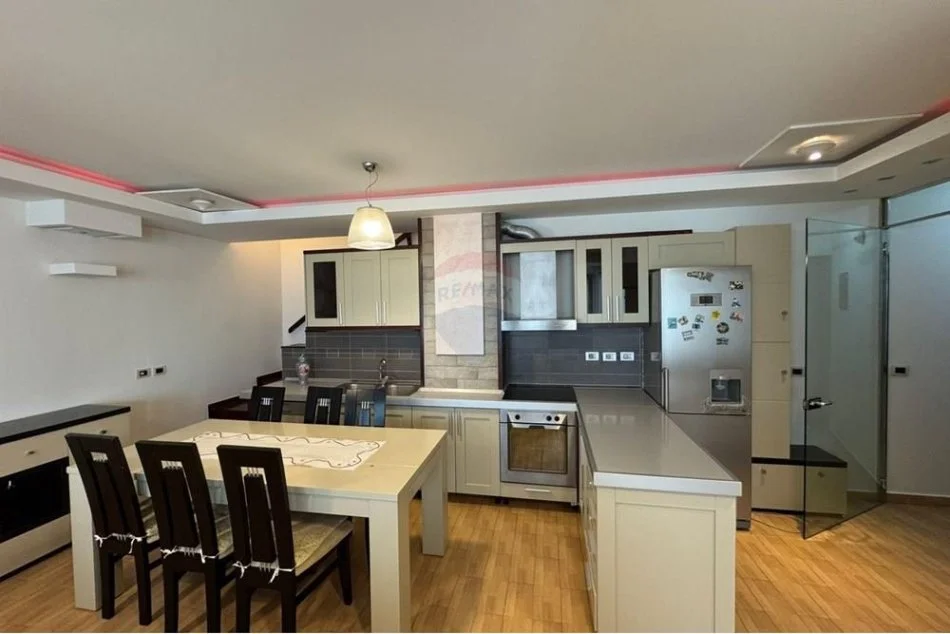 Tirane, jepet me qera apartament 2+1 , 135 m² 900 € (Komuna Parisit)