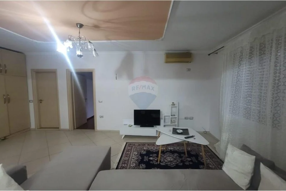 Tirane, jepet me qera 1+1 , 70 m² 750 € (9-katshet)