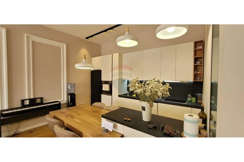Tirane, jepet me qera apartament 2+1 , 129 m² 900 € 