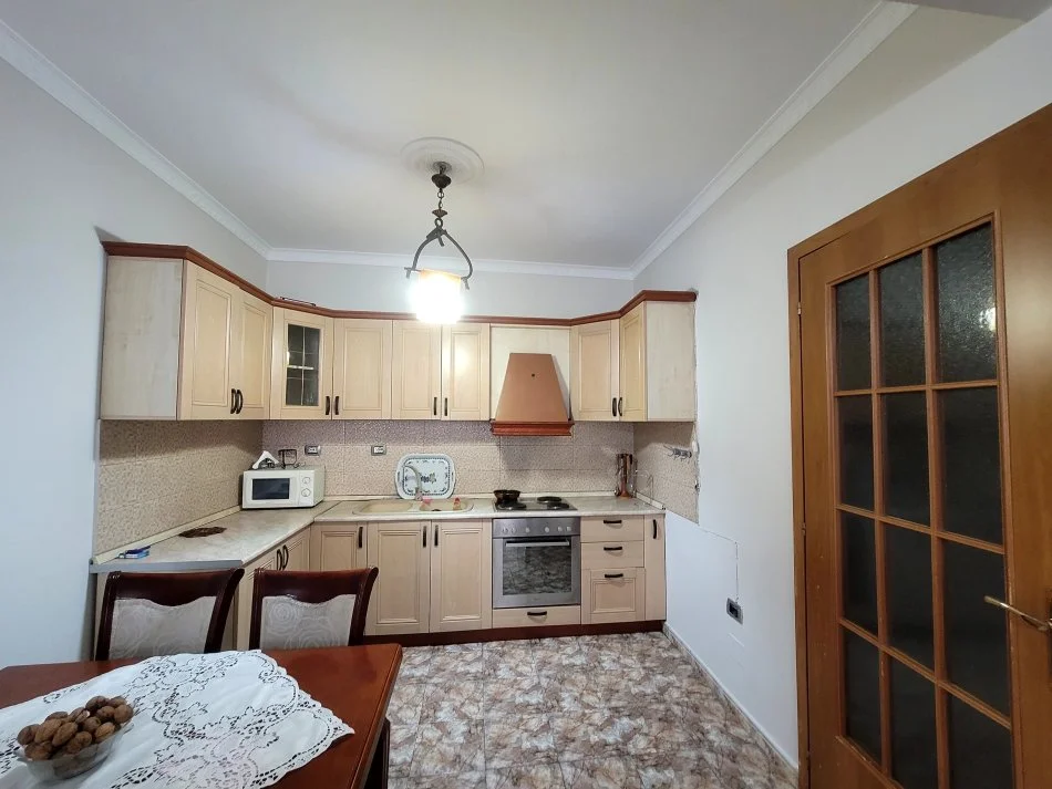 Shqiperi, jepet me qera apartament 2+1+Ballkon Kati 9, 95 m² 550 € (Bulevardi Zogu I)