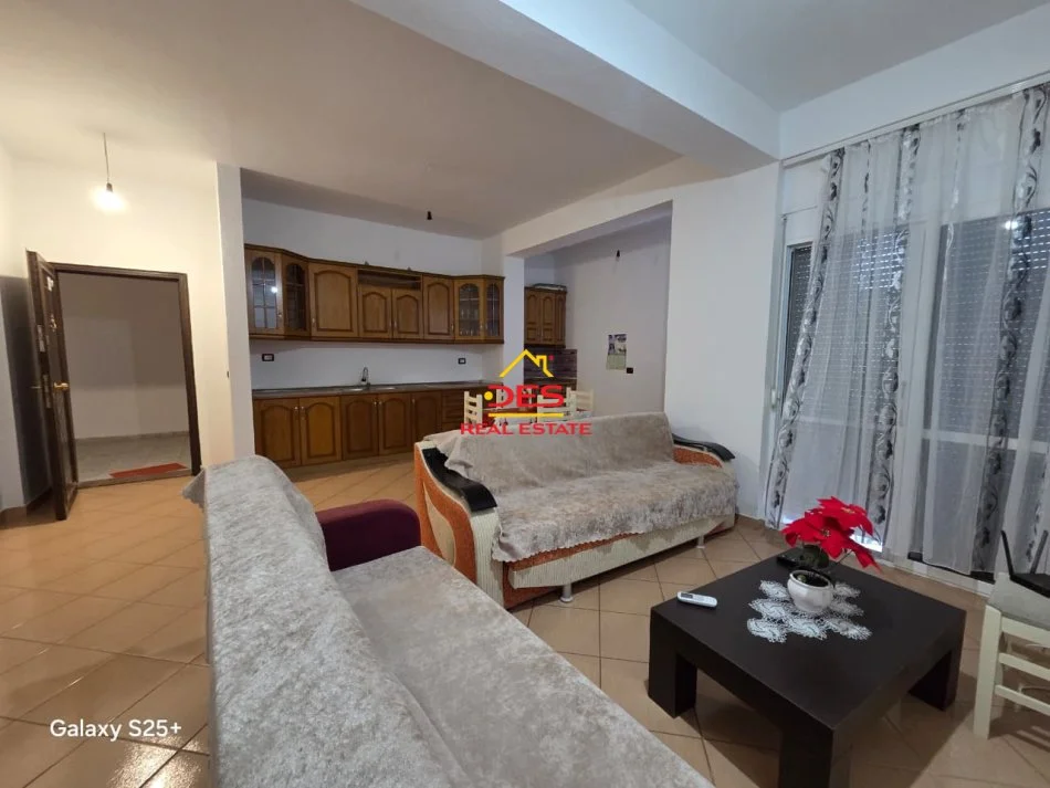 Vlore, jepet me qera apartament 2+1+Ballkon Kati 3, 110 m² 350 € (Rruga Murat Tërbaçi)