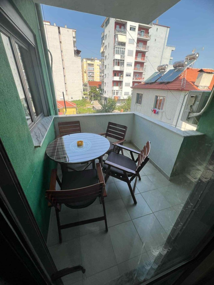 Pogradec, jepet me qera apartament 1+1+Ballkon Kati 2, 65 m² 40 € (RR. 10DESHMORET E POJSKES PALLATI MISTA CICI)