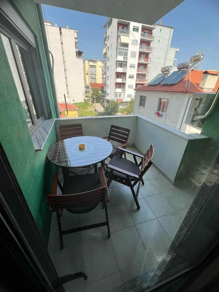 Pogradec, jepet me qera apartament 1+1+Ballkon Kati 2, 65 m² 40 € (RR. 10DESHMORET E POJSKES PALLATI MISTA CICI)