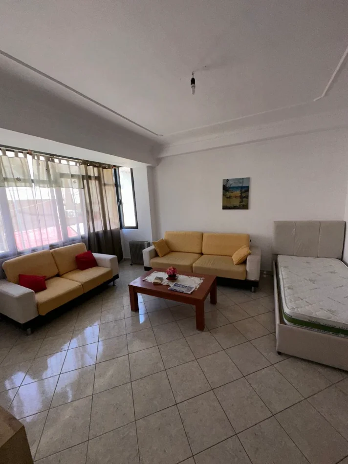 Tirane, jepet me qera apartament 1+1+Aneks Kati 1, 80 m² 600 € (Rruga Kavajes)