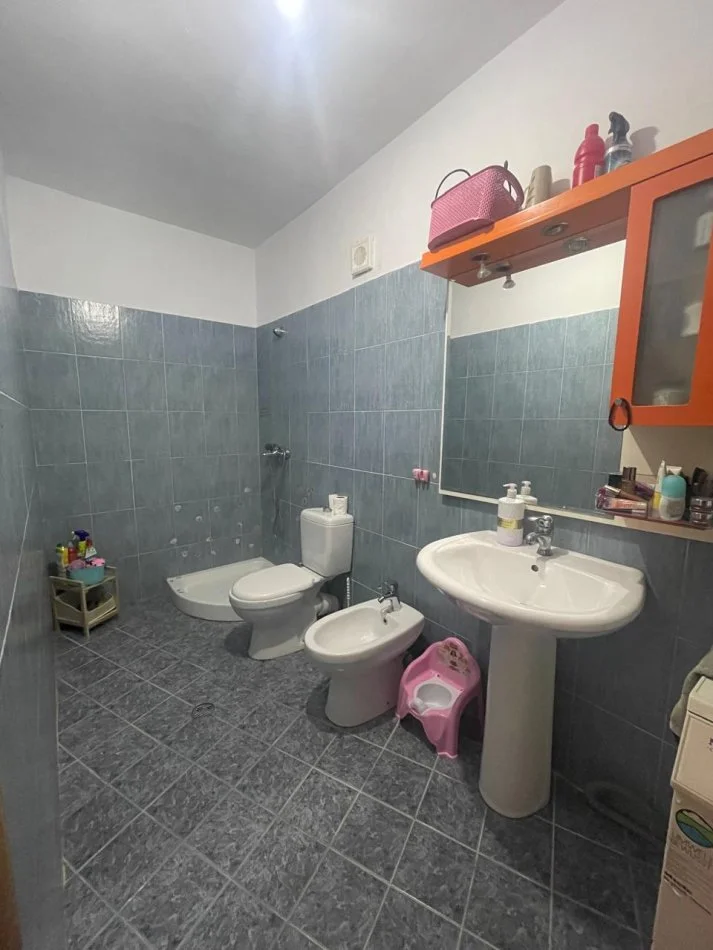 Tirane, jepet me qera apartament 2+1+Ballkon Kati 8, 68 m² 400 € 