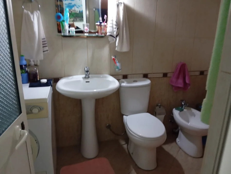 Tirane, jepet me qera 1+1 Kati 2, 63 m² 400 € (Rruga 3 vellezeri kondi)