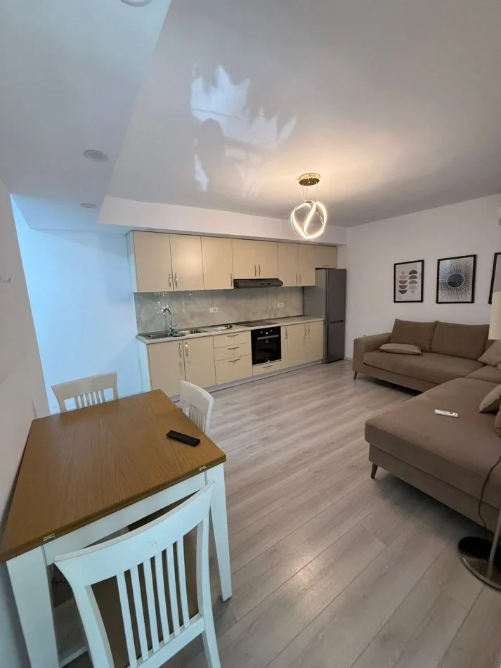 Tirane, jepet me qera apartament 1+1 Kati 3, 53 m² 500 € (Tek Rruga Irfan Tomini)