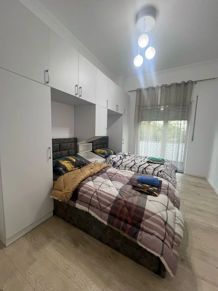 Tirane, jepet me qera 2+1+Ballkon Kati 2, 800 € (liqeni thate)