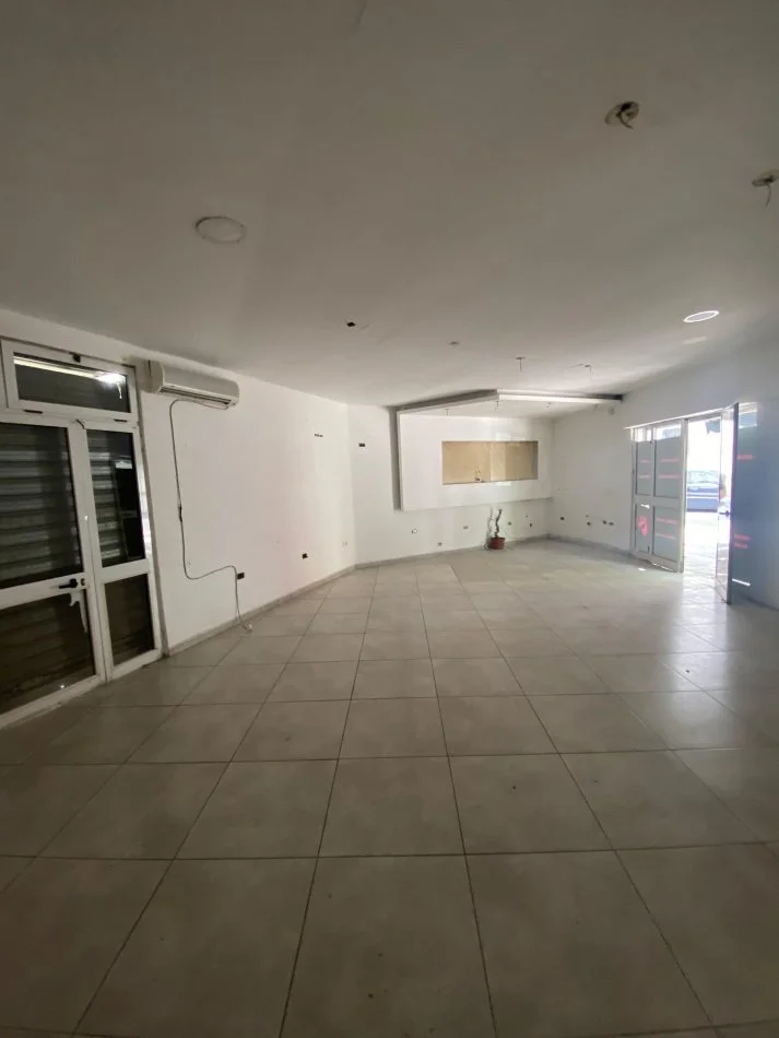 Tirane, jepet me qera dyqan Kati 0, 56 m² 600 € (Zogu i Zi)