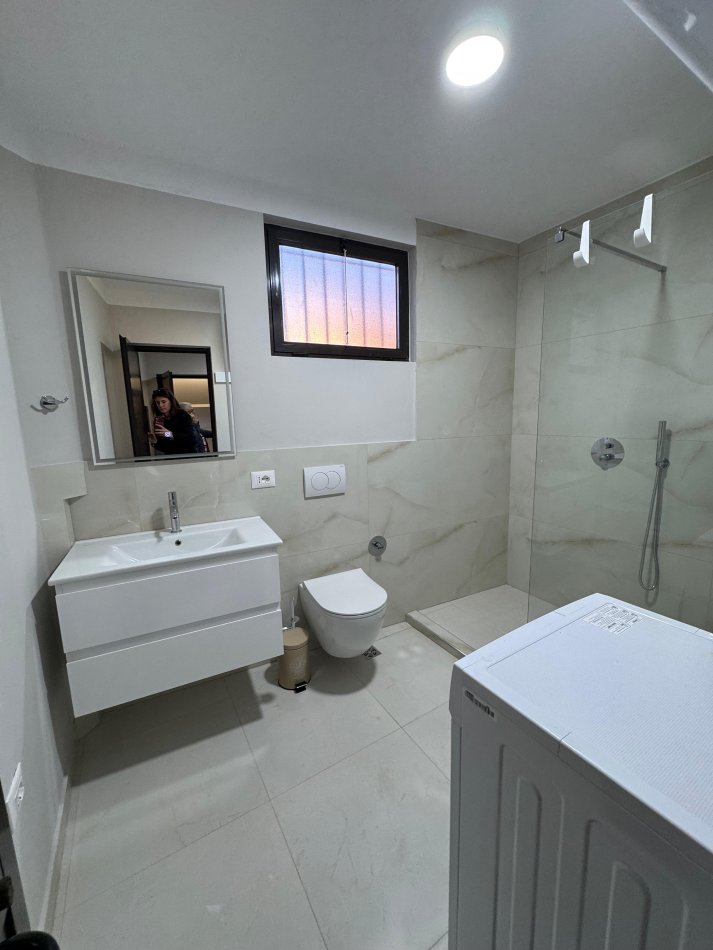 Tirane, jepet me qera apartament 2+1 Kati 2, 88 m² 600 € (Rruga qemal stafa ,shkolla e kuqe)