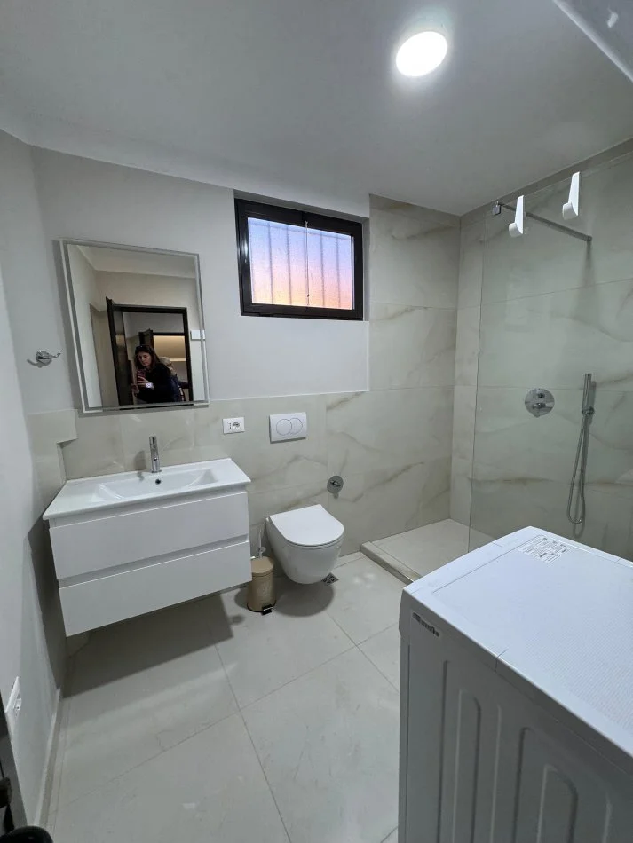 Tirane, jepet me qera apartament 2+1 Kati 2, 88 m² 600 € (Rruga qemal stafa ,shkolla e kuqe)