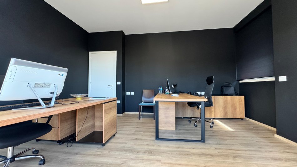 Tirane, jepet me qera zyre Kati 7, 160 m² 2.000 € (Rruga e Kavajes)