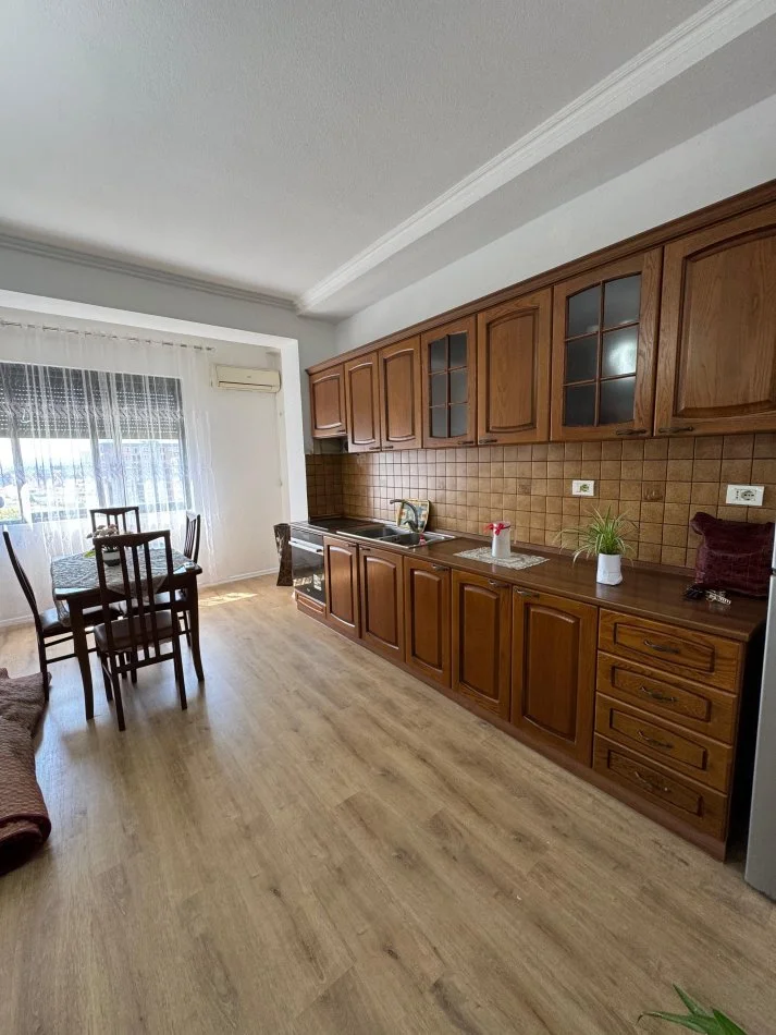 Tirane, shitet apartament 2+1+Ballkon Kati 7, 100 m² 135.000 € (Rruga 5 Maji)