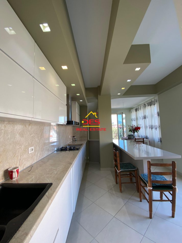Vlore, shitet apartament 3+1+Ballkon Kati 3, 220 m² 180.000 € (Rruga sulejman Delvina)