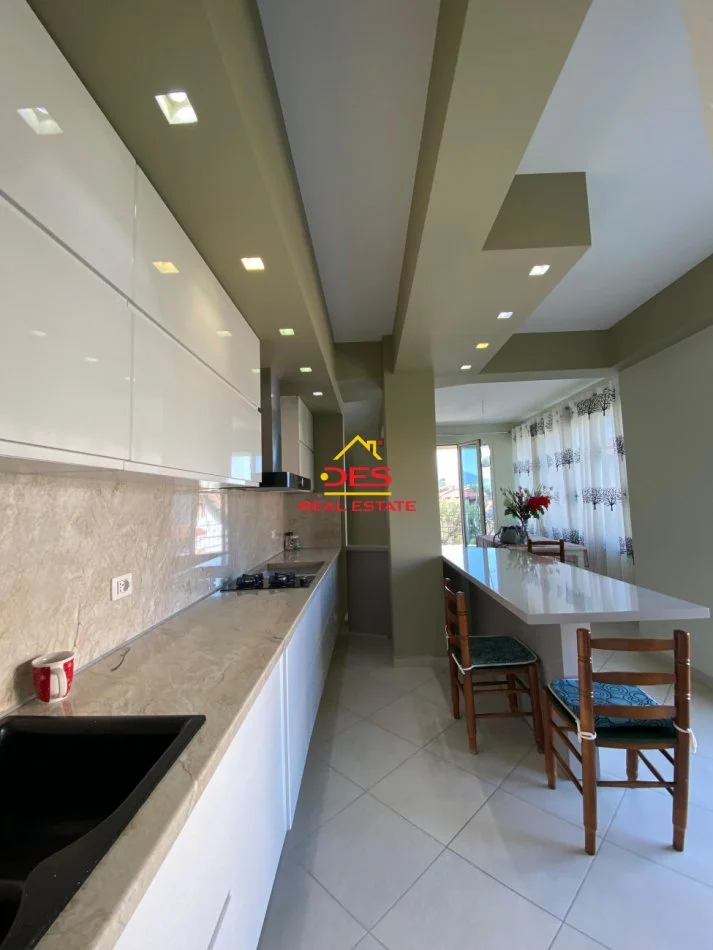 Vlore, shitet apartament 3+1+Ballkon Kati 3, 220 m² 180.000 € (Rruga sulejman Delvina)
