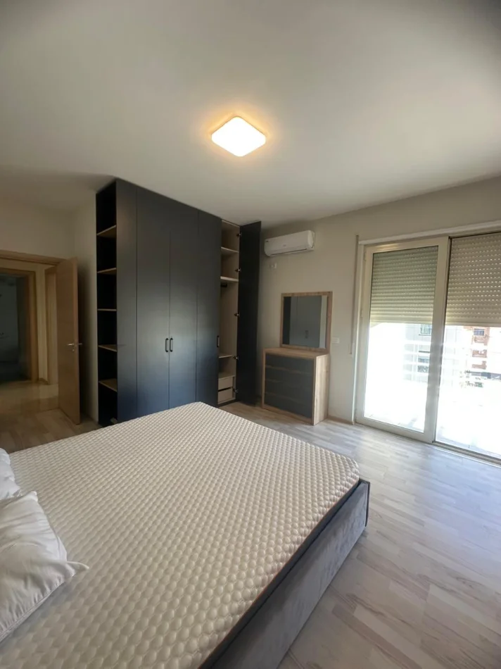 Tirane, jepet me qera 2+1 Kati 3, 700 € 