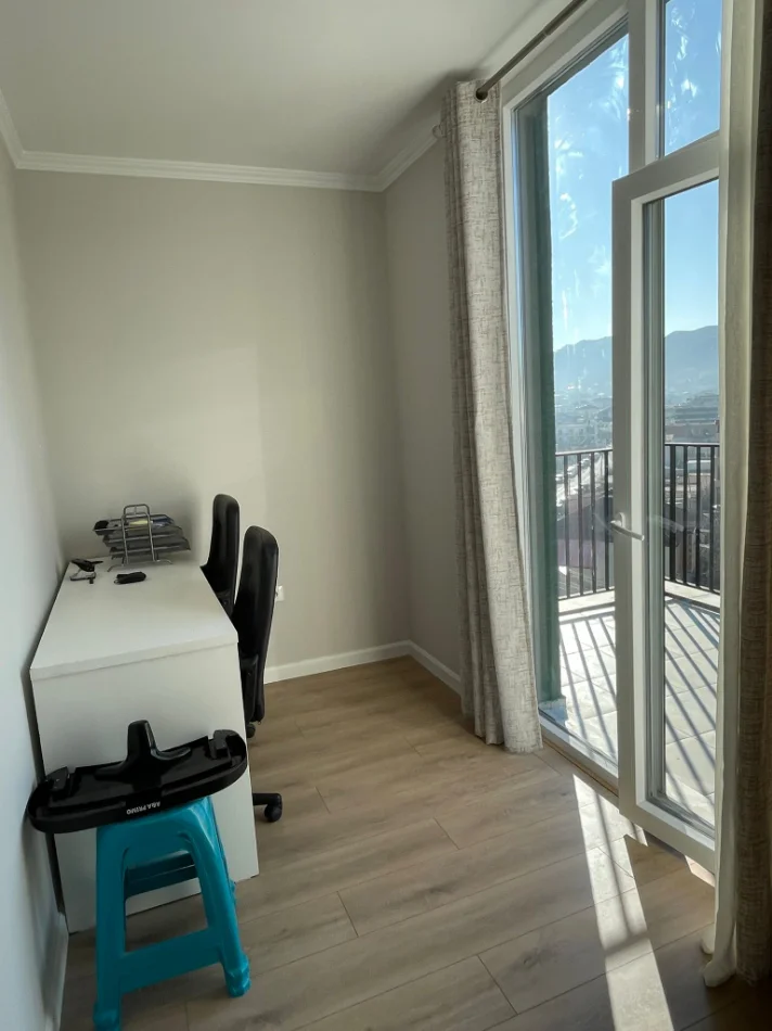 Tirane, jepet me qera apartament 2+1 Kati 4, 65 m² 520 € (Yzberisht, perballe Grand Gallery)