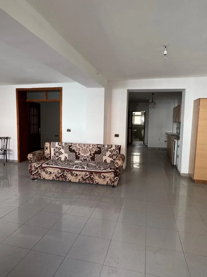 Tirane, jepet me qera apartament 2+1+Ballkon Kati 2, 108 m² 500 € 