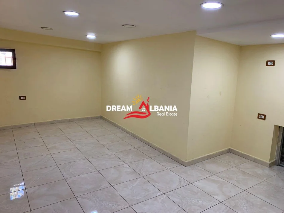 Tirane, jepet me qera ambjent biznesi , 30 m² 450 € (rruga e Durresit)