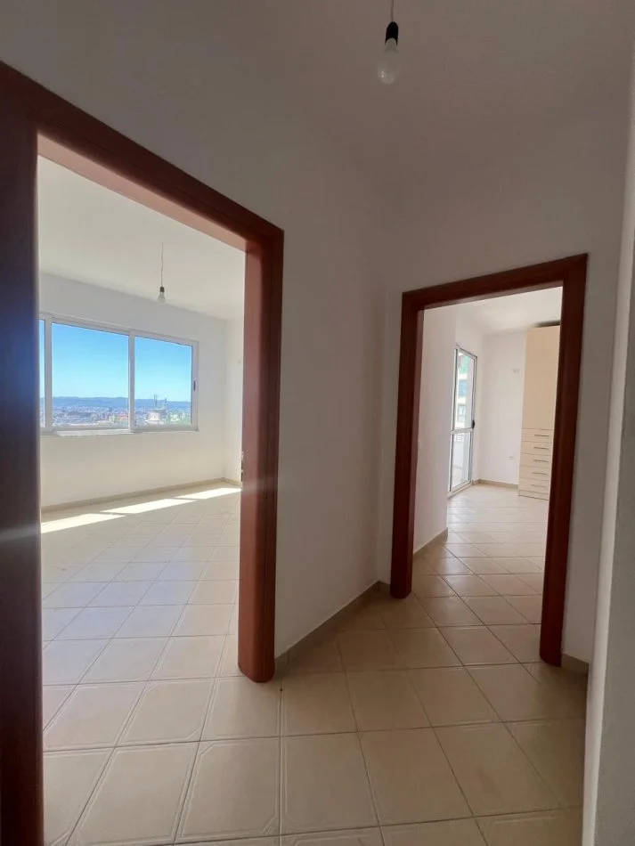 Tirane, shitet apartament 1+1+Ballkon Kati 4, 64 m² 84.000 € (Restorant Fresku, tek Sparkly Paws)