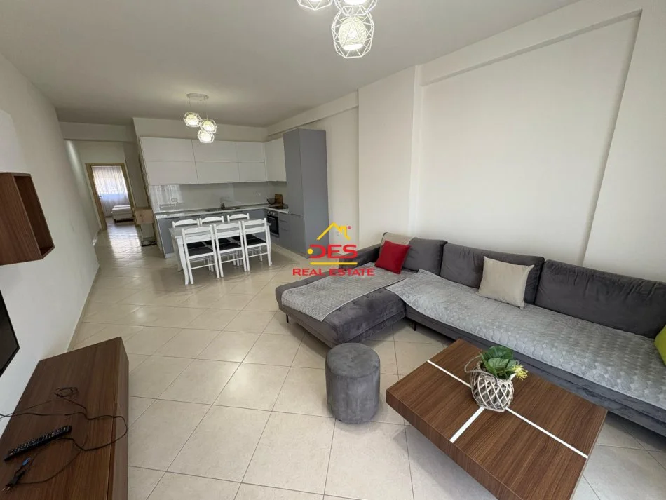 Vlore, jepet me qera apartament 2+1+Ballkon Kati 10, 120 m² 430 € (Rruga Çajupi)