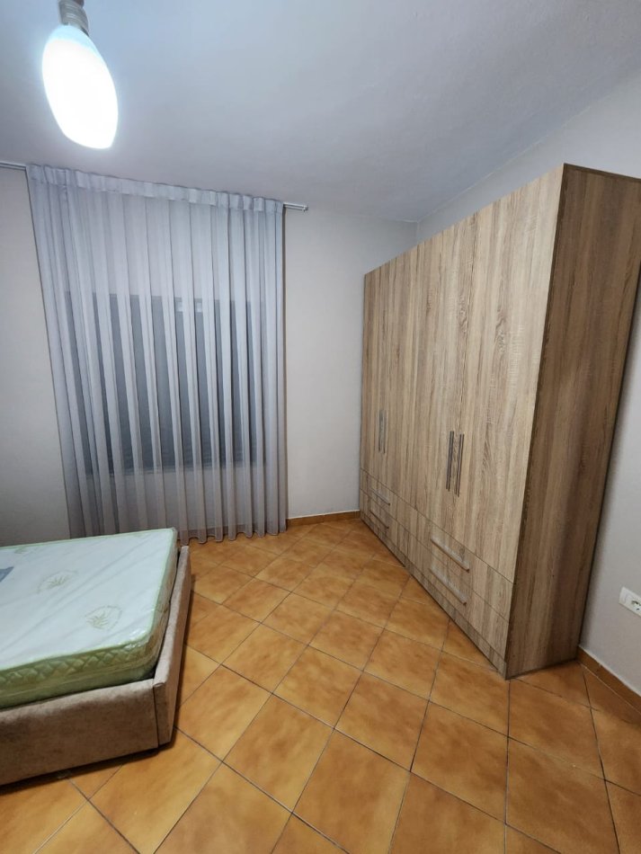 Tirane, jepet me qera apartament 2+1 Kati 2, 80 m² 500 € (ish parku i autobuzave)