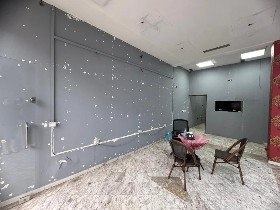 Tirane, jepet me qera dyqan Kati 0, 45 m² (21 Dhjetori)