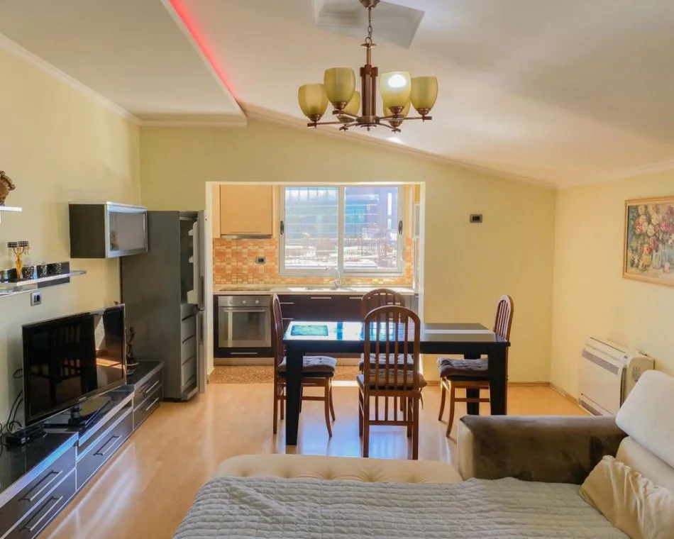 Tirane, jepet me qera apartament 2+1+Ballkon Kati 4, 110 m² 700 € 