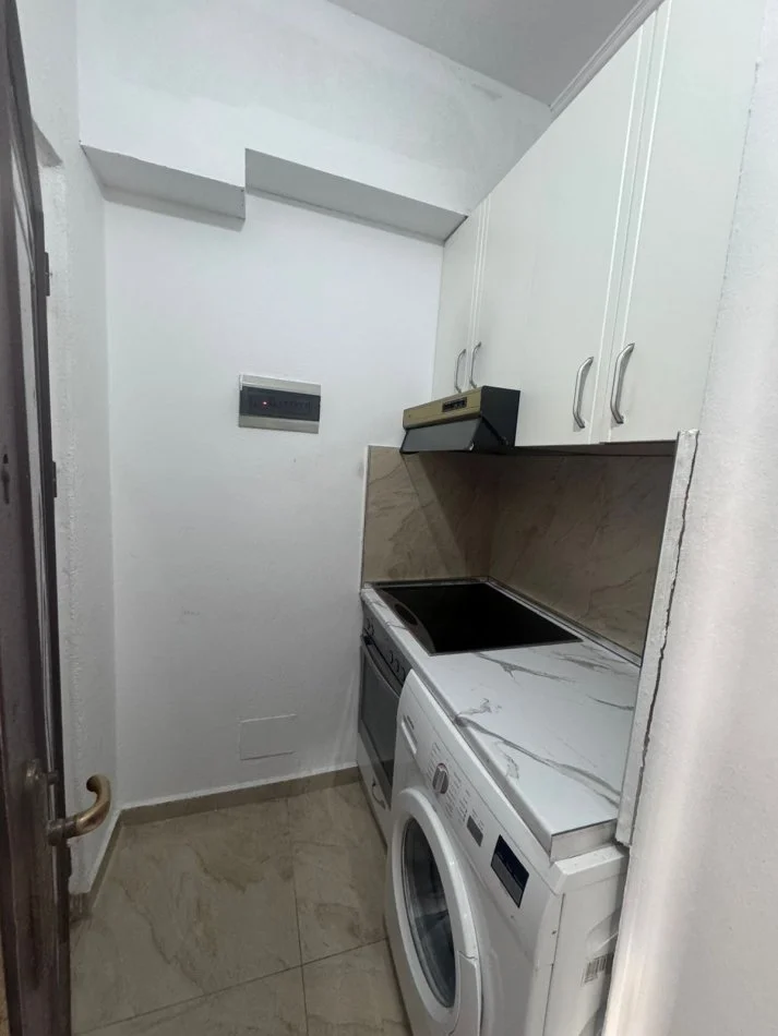 Tirane, jepet me qera apartament 1+1+Ballkon Kati 4, 65 m² 350 € (rruga 5 Maj)
