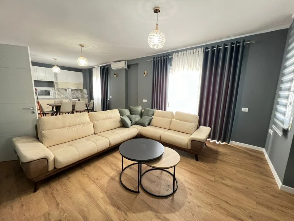 Tirane, jepet me qera apartament 2+1 Kati 2, 150 m² 900 € (Kopshti botanik)