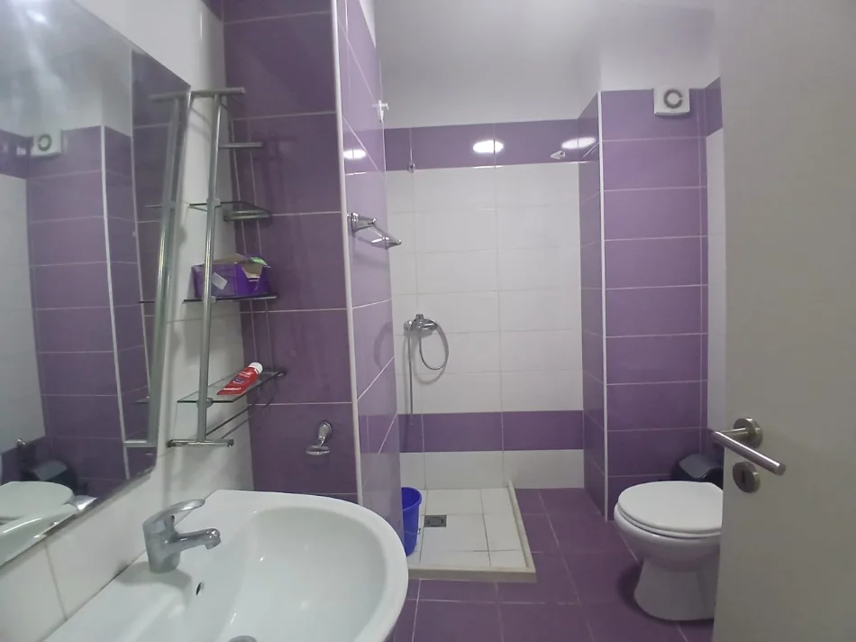 Tirane, jepet me qera apartament 1+1 Kati 3, 65 m² 500 € (21 Dhjetori ,Kompleksi Kontakt)