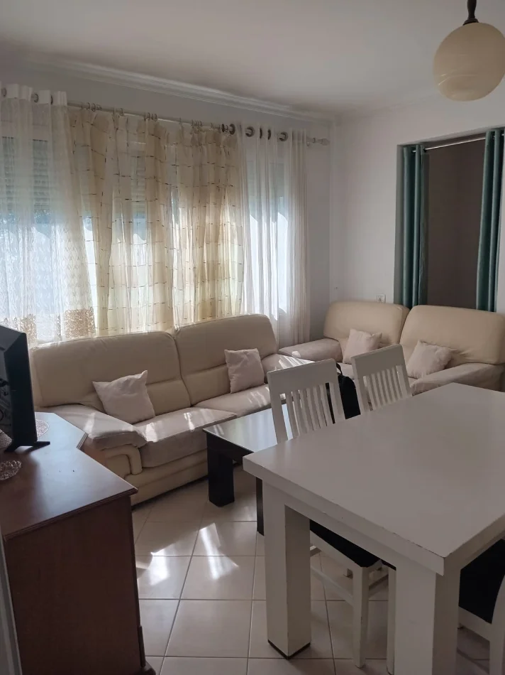 Tirane, jepet me qera apartament 2+1 Kati 3, 100 m² 400 € (Restorant Deliu ne Fresk)