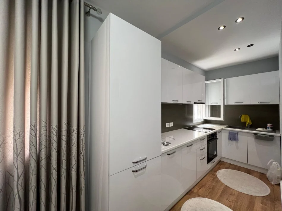 Tirane, jepet me qera apartament 2+1+Ballkon Kati 1, 100 m² 700 € 