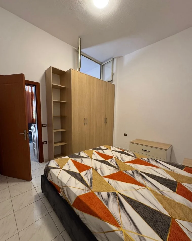 Tirane, jepet me qera apartament 1+1 Kati 0, 40 m² 350 € (rruga 5 Maj)