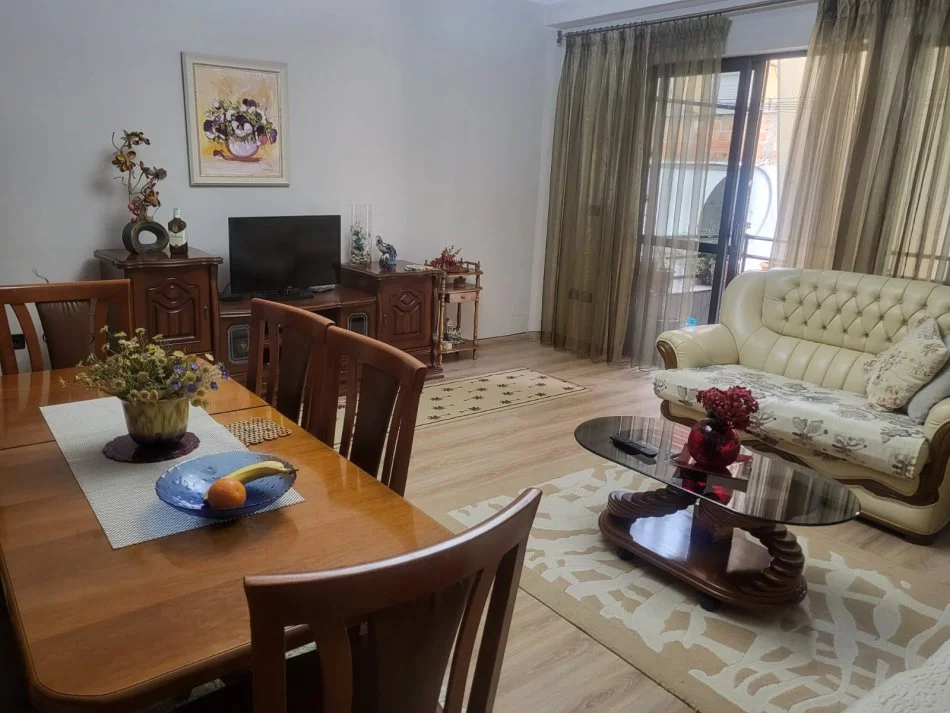 Tirane, jepet me qera apartament 1+1+Aneks+Ballkon Kati 3, 90 m² 500 € (Rruga Asim Vokshi)