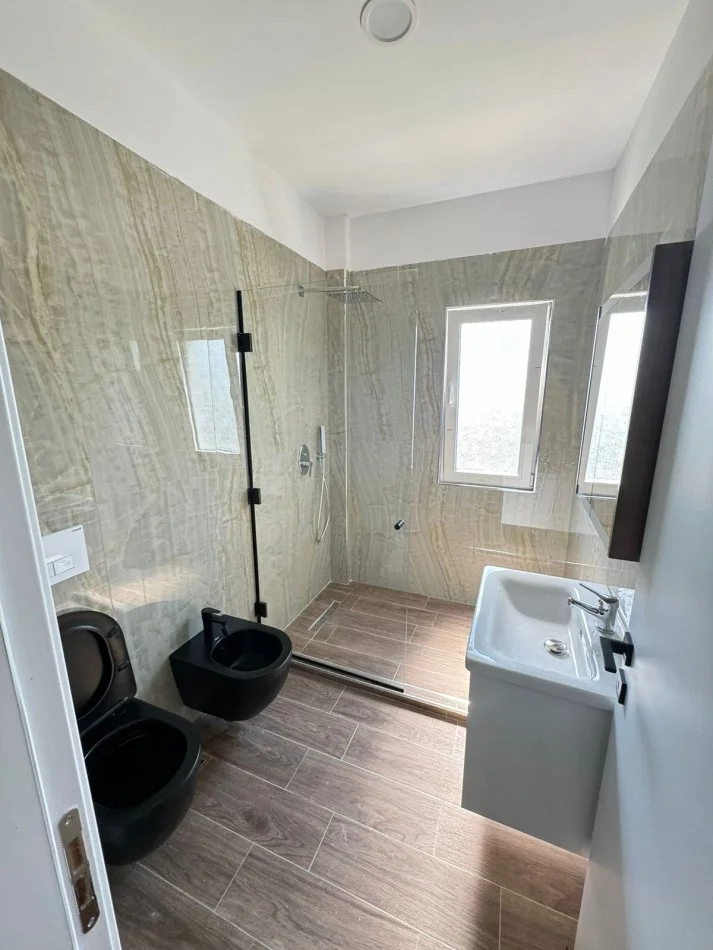 Tirane, jepet me qera apartament 1+1 Kati 2, 80 m² 700 € (APARTAMENT 1+1 ME QIRA TEK LIQENI I FARKES!)