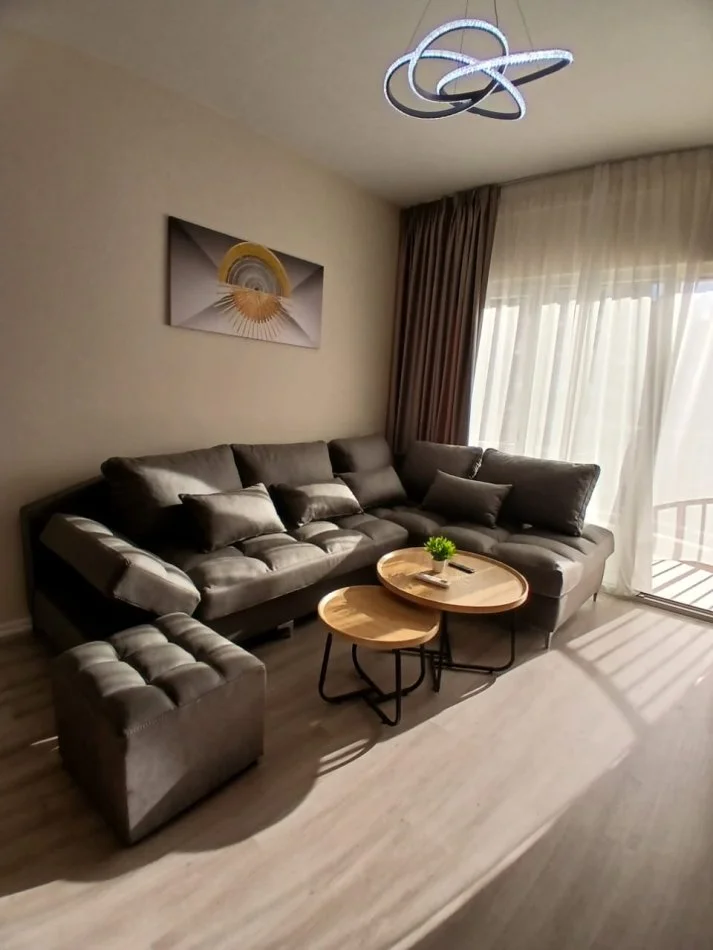 Tirane, jepet me qera apartament 2+1 , 1.000 € (Zogu i zi)