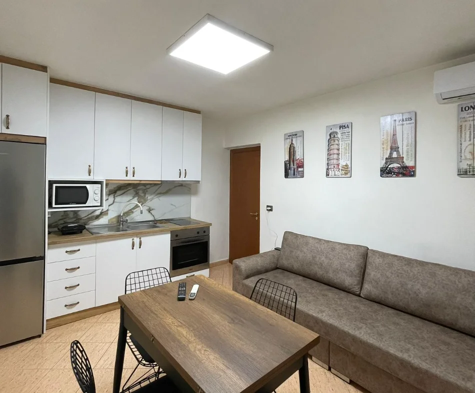 Tirane, jepet me qera apartament 1+1 , 450 € (Rruga Myslym Shyri)