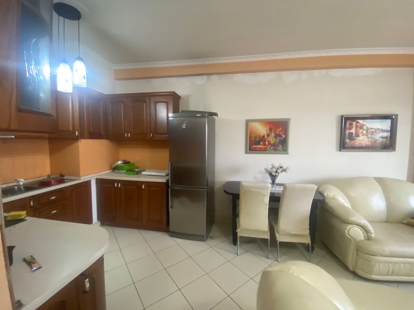 Jepet me qera Apartamenti 2+1 400 euro , Astir prane Alpha Bank.