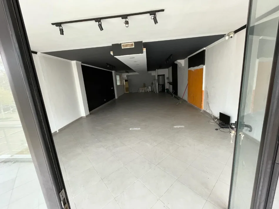Durres, jepet me qera ambjent biznesi Kati 1, 125 m² 650 € (Plazh, Durres)