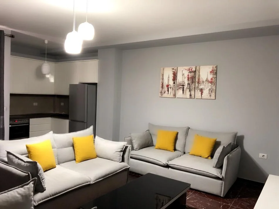 Tirane, jepet me qera apartament 1+1+Ballkon Kati 1, 65 m² 700 € (21 Dhjetori)