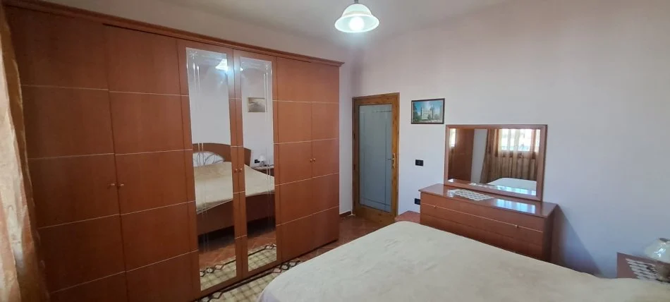 Tirane, jepet me qera apartament 2+1+Ballkon Kati 4, 90 m² 650 € (Rruga e Kavajes)