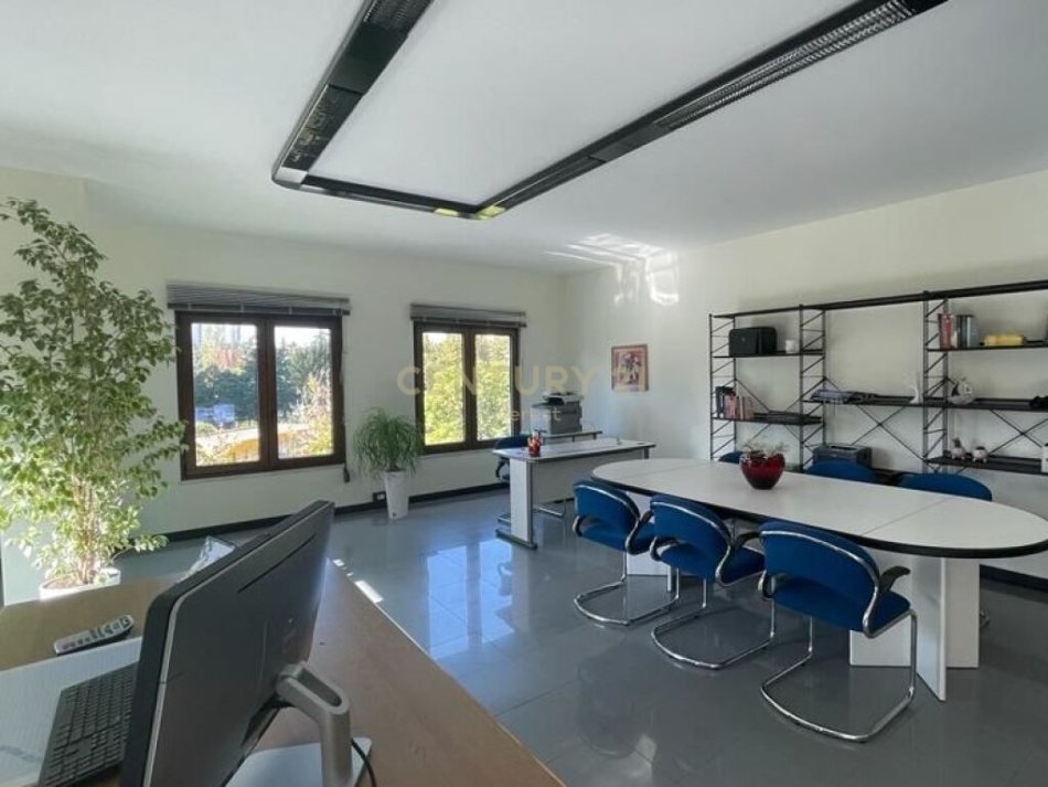 Tirane, jepet me qera ambjent biznesi Kati 3, 98 m² 1.000 € (Ruga e Elbasanit)