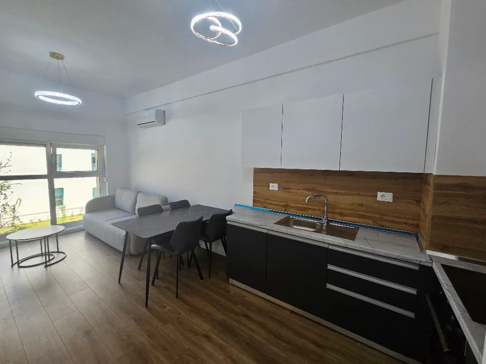 Tirane, jepet me qera apartament 1+1+Ballkon Kati 4, 400 € (Kompleksi Kadiu)
