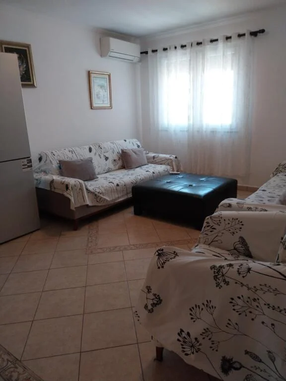 jepet me qera , 800 €