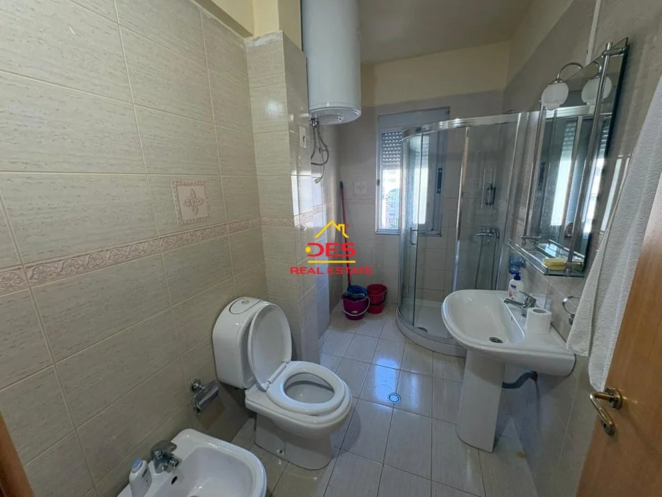 Vlore, jepet me qera apartament 1+1+Ballkon Kati 6, 70 m² 350 € (Rruga Rushit Gurishova)