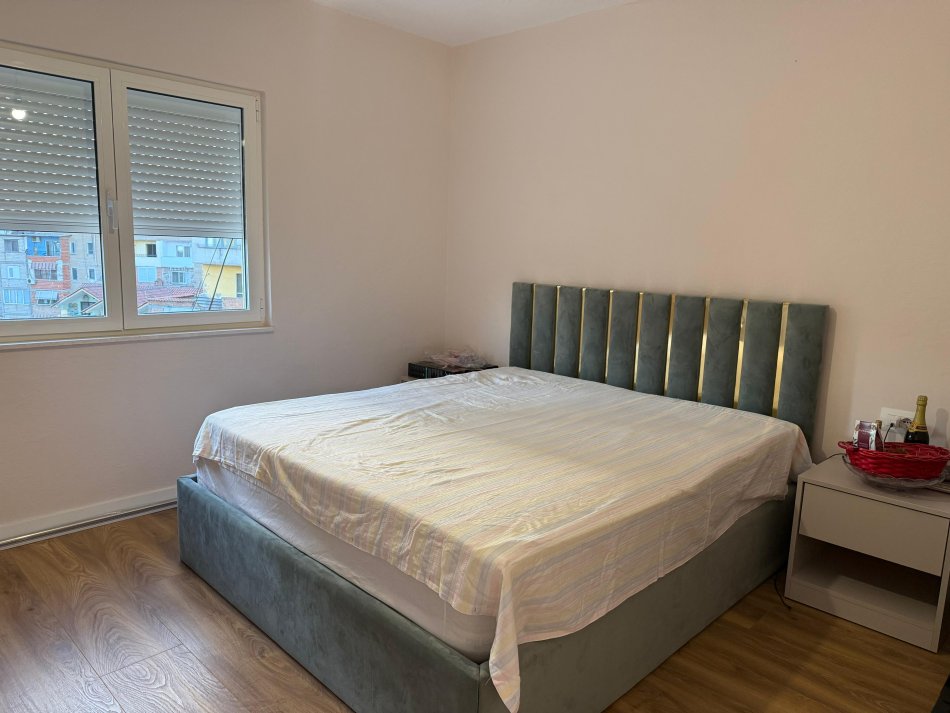 Tirane, jepet me qera apartament 1+1+Ballkon Kati 4, 60 m² 650 € (Mine peza)