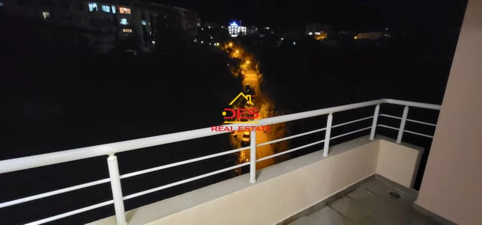 Vlore, jepet me qera apartament 2+1+Ballkon Kati 10, 90 m² 700 € (Rruga Dhimitër Konomi)