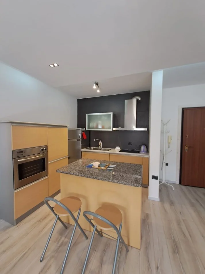 Tirane, jepet me qera apartament 1+1+Aneks+Ballkon Kati 8, 65 m² 600 € (Stadiumi Air Albania)