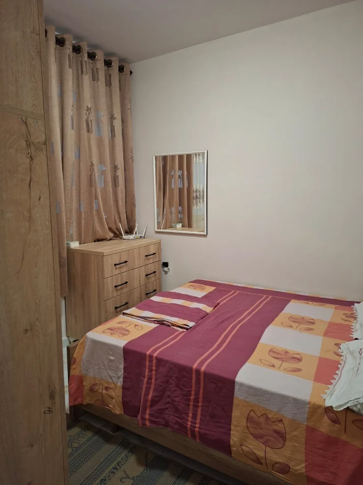 Tirane, jepet me qera apartament 1+1 Kati 1,